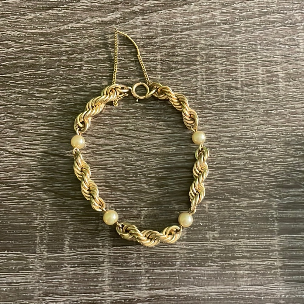 Gold and perl necklace. Not real gold.